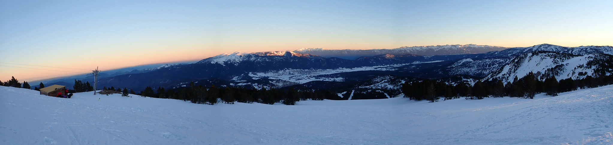 Panorámica desde el Pi de Ginebre, 2.382 mts. De izquierda a derecha: pequeño refugio de la cima, Puig de La Pelada, llano nevado del Capcir, al fondo el Canigó, Pirineo Oriental, Serrat de La Llisa Cremada